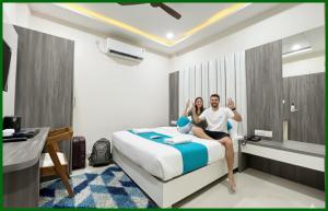 Hotel Premium SHRI R KRISHNA Near Varanasi Railway Station and Kashi Vishwanath Temple# Room Service & Free Wi-fi Facilities # Spacious and Fully Air Conditioned Rooms - Top Rated Hotel