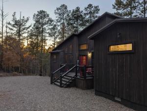Serene mountain cabin with hot tub and 2 ensuites