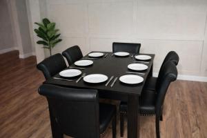 Crew Stay Sleeps 16 Work, Cook, Play & Relax