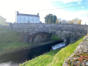 Bright and cozy apartment on Grand Canal Greenway