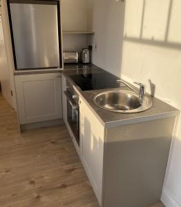 Bright and cozy apartment on Grand Canal Greenway