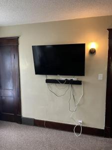 420 friendly 3 bedroom upstairs apartment