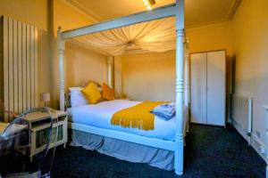 3-Bed Duplex Garden Apartment Spacious with easy access to Central London