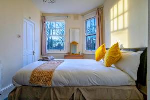 3-Bed Duplex Garden Apartment Spacious with easy access to Central London