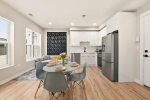 LUX 1 BD Apartment In Market