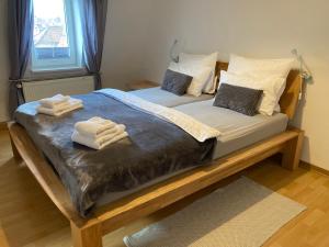 Villa Schlossblick I - Entspannung in exklusiver Ferienwohnung mit Panoramablick, Parkplatz, WLAN, Smart-TV