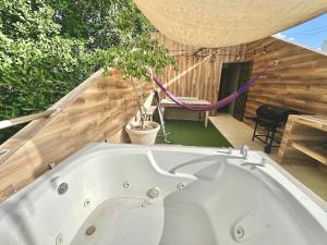 Penthouse Terraza & Jacuzzi Panorámicos, playas-cenotes y la Quinta Avenida todo caminando a 10 minutos! Muy amplio 2 niveles, excelente ubicación centro de Playa del Carmen, cerca de restaurantes, bares, área de coworking incluida para nómadas d