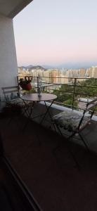 Departamento luminoso con balcón y vista despejada a pasos de metro Toesca