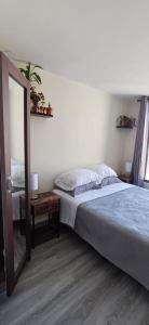 Departamento luminoso con balcón y vista despejada a pasos de metro Toesca