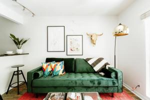 Neon Cool with Pool, Clarksville by Downtown FREE PARKING