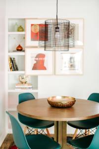 Neon Cool with Pool, Clarksville by Downtown FREE PARKING