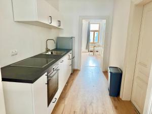 105 m2 Renovated Apartment Near Metro