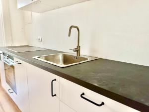105 m2 Renovated Apartment Near Metro