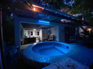 Cabaña privada con Jacuzzi a solo un minuto de la playa