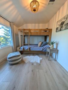 Yama Cabin - 5 min walk to the village, EV plug, hot tub, kid & pet friendly