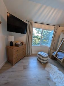 Yama Cabin - 5 min walk to the village, EV plug, hot tub, kid & pet friendly