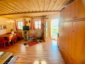 Grosse-Ferienwohnung-Pool-Sauna-Hallenbad-Wintersport-bei-Passau