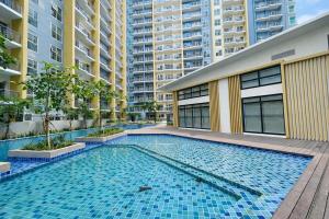 Sunset Retreat - 4 Bedroom Home near Solaire 14pax