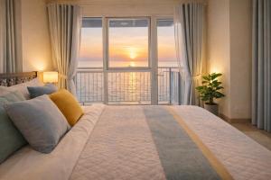 Sunset Retreat - 4 Bedroom Home near Solaire 14pax