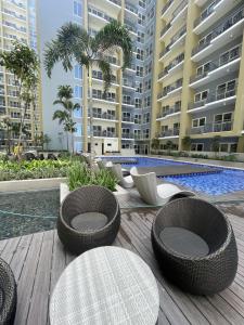 Sunset Retreat - 4 Bedroom Home near Solaire 14pax