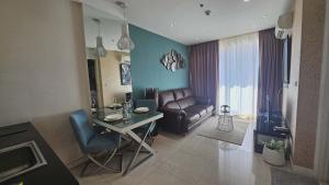 One bedroom condo with sea and city view near Pattaya Beach Pool Wi Fi
