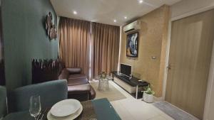 One bedroom condo with sea and city view near Pattaya Beach Pool Wi Fi