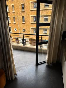 Studio Apartment with Balcony - Maboneng City-View