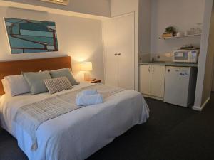 Waterside Apartment- Mandurah - With Jetty