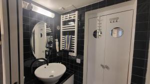 Tiny house with terrace near Pantheon