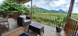 Arenal Nephelium Country Home, Refugio rural con piscina, jacuzzi y balcón con hermosas vistas al Volcán Arenal, en una finca privada