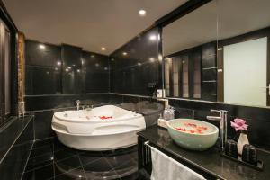 Ja Cosmo Hotel and Spa