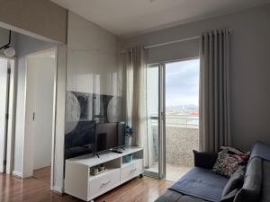 Lindo apartamento completo e com garagem coberta