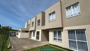 Sobrado com Arcondicionado, tomada 220V para veículo elétrico e Wi-Fi em Coroados Guaratuba