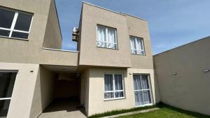 Sobrado com Arcondicionado, tomada 220V para veículo elétrico e Wi-Fi em Coroados Guaratuba