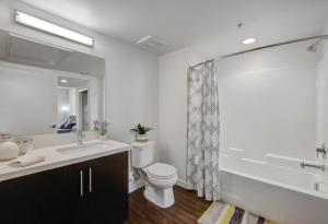Luxe on Hollywood Blvd 2BR with FREE PARKING