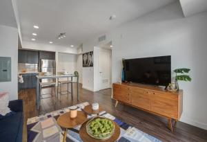 Luxe on Hollywood Blvd 2BR with FREE PARKING