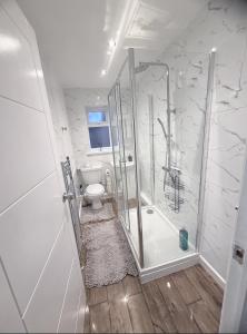 T&V HOMES- Cosy 3BR house with free Parking