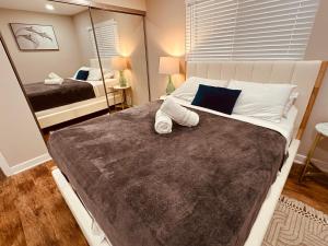 West Hollywood Luxe 2bed 2bath Parking Pool and Gym