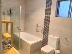 Relaxed Cosy Beach Room Close to Airport