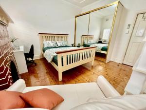 Relaxed Cosy Beach Room Close to Airport