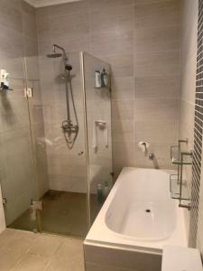 Relaxed Cosy Beach Room Close to Airport