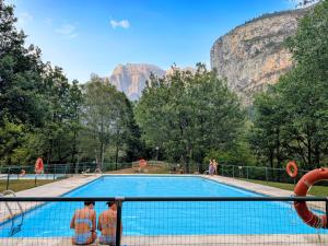 Suite Vistas Únicas a Ordesa y MontePerdido - Piscinas - Barbacoa