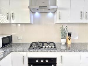 Serene 4BR Family Retreat - Near shops & Highways