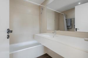 Quiet modern 2 bed apartment with Balcony, Pool and Free Parking