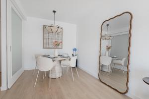 Quiet modern 2 bed apartment with Balcony, Pool and Free Parking