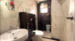 Modern Studio Near Bombay Hospital Pool & Balcony #925