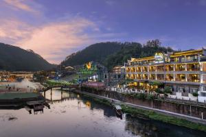 凤凰 Phoenix Ancient Hill Riverside View Hotel- Offers free one-way high-speed rail pick-up service - Aft 酒店 客房