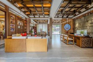 凤凰 Phoenix Ancient Hill Riverside View Hotel- Offers free one-way high-speed rail pick-up service - Aft 酒店 大堂