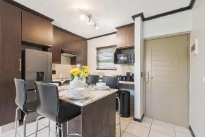 Zalari Loft B, Nature-Inspired 2 Bed Loft, Paulshof, Sandton