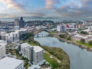 CBD Apartment River Views Pool & Parking in Townsville